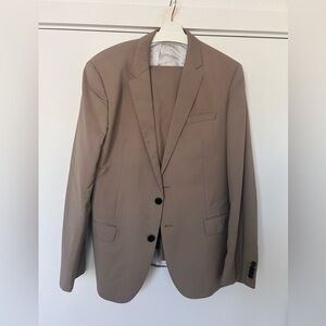 Excellent Hugo BOSS 44R suit beige olive